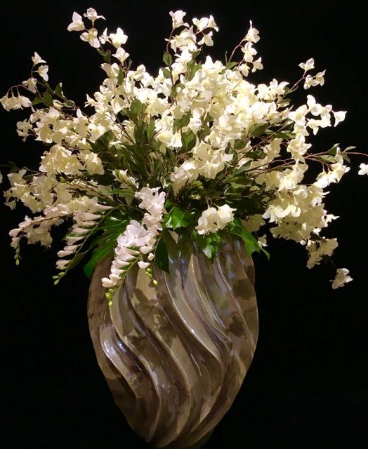 Bodenvase mit hellen Zweigen als Dauerbegrünung für Büros