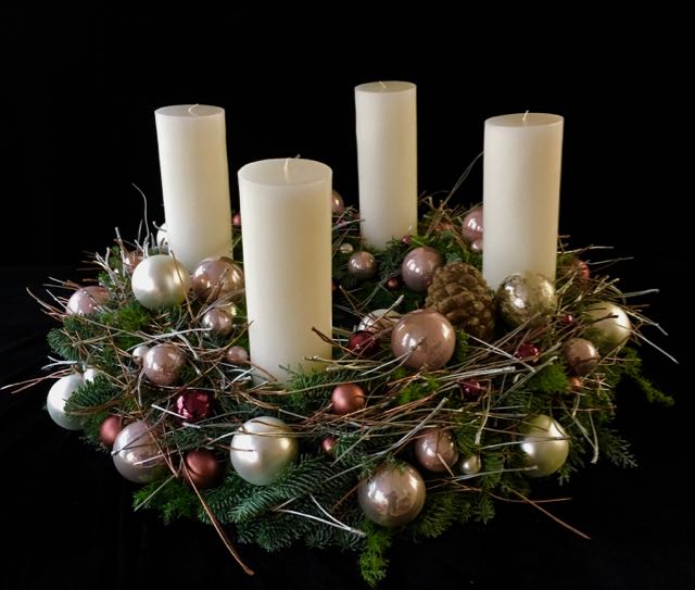 Adventskranz mit vier Kerzen und Kugeln in Kupfer